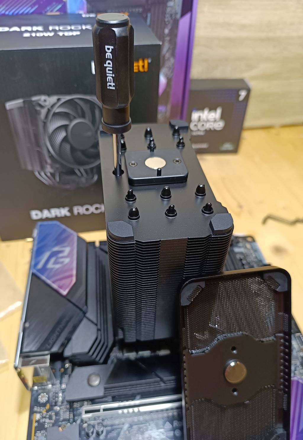 Assembling the Geeks3D Core Ultra 7 265K test bench