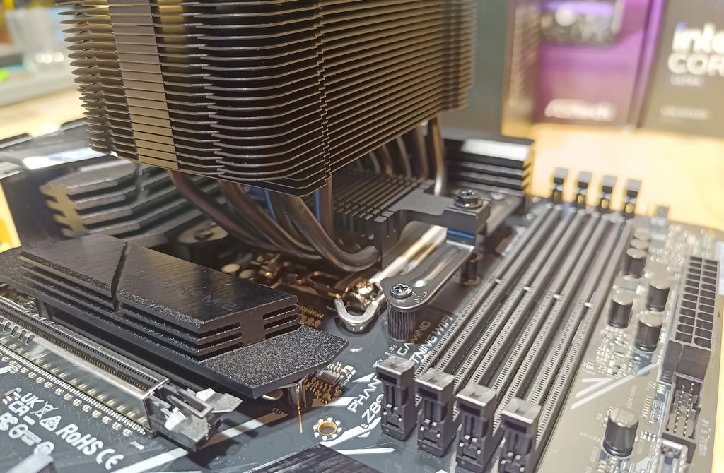 Assembling the Geeks3D Core Ultra 7 265K test bench