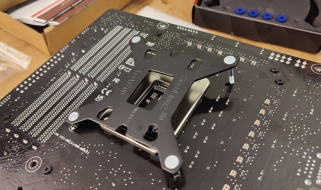 Intel Core i5-12600K - Mounting the components