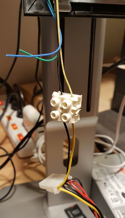 Intel CPU cooler - fan connected to PSU molex connector