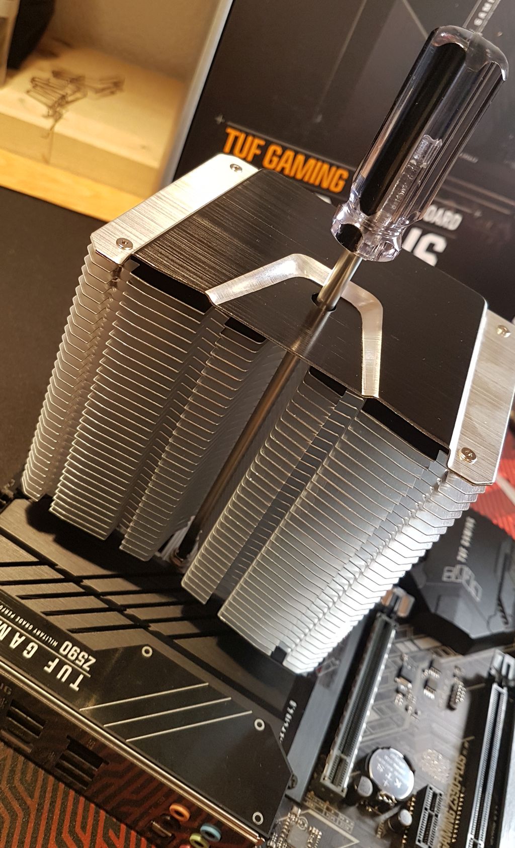Mounting the Intel Core i5-11600K on the Z590 motherboard