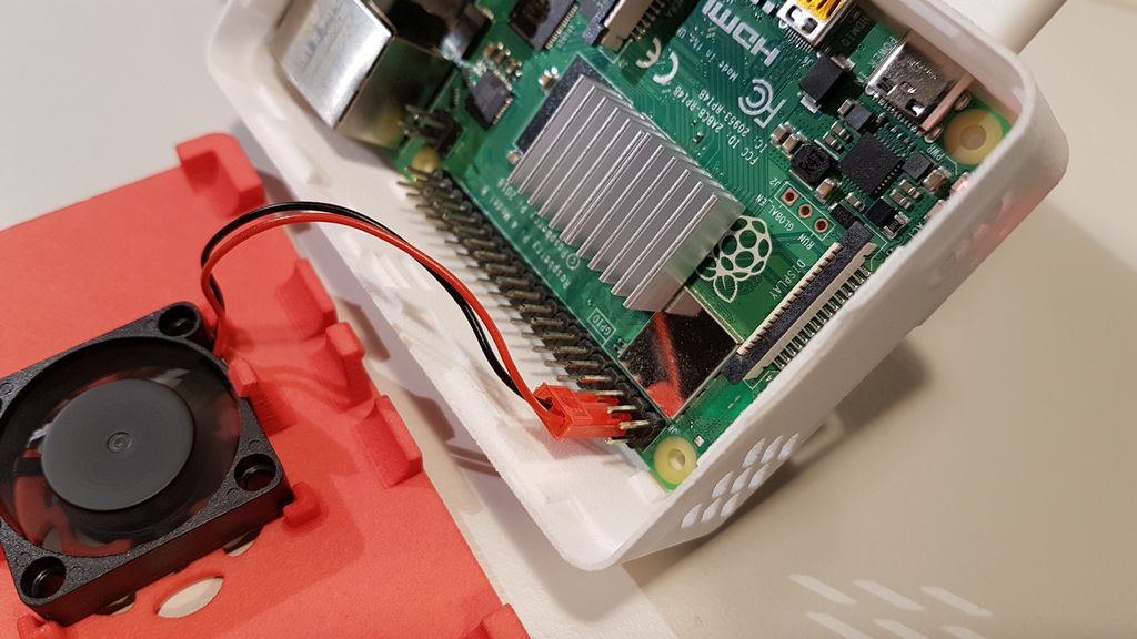 Raspberry Pi 4 3D printed case - Pi-Fan connected to the 5V