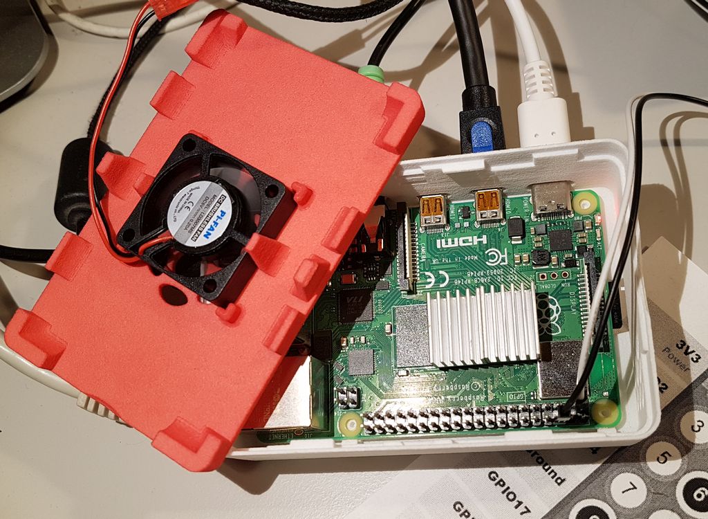 Raspberry Pi 4 3D printed case - Pi-Fan connected to the 3.3V